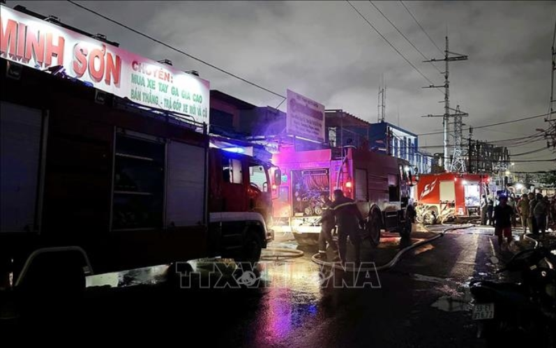 Thành phố Hồ Chí Minh: Vụ cháy dãy nhà tại quận 8 đã được khống chế, chưa ghi nhận thương vong