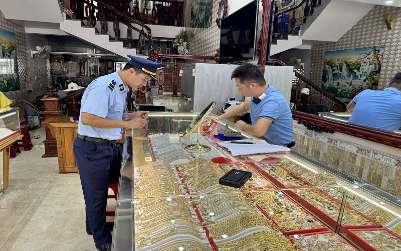 Quảng Ninh: Phát hiện doanh nghiệp buôn bán vàng trang sức có dấu hiệu giả mạo nhãn hiệu nổi tiếng, trị giá gần 70 triệu đồng