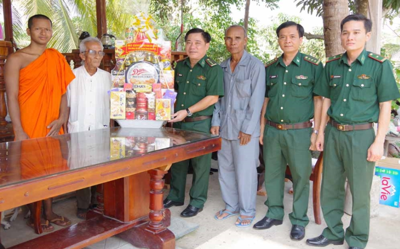 Bộ đội Biên phòng tỉnh An Giang thăm, tặng quà các chùa, người có uy tín nhân dịp Tết Chol Chnam Thmay