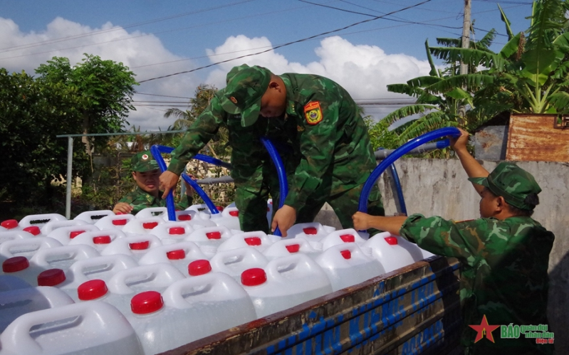 Tiền Giang: Đồn Biên phòng Tân Thành vận chuyển nước sạch cho người dân trên địa bàn