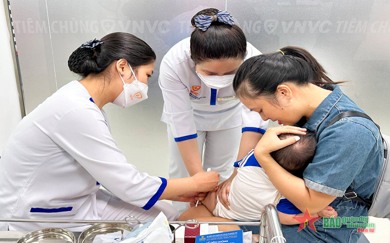 Tiêm vaccine, giải pháp để ngăn chặn bùng phát dịch