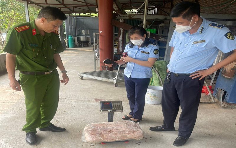 Lào Cai: Ngăn chặn, xử lý kịp thời trên 1 tấn nầm lợn đông lạnh, không rõ nguồn gốc, xuất xứ