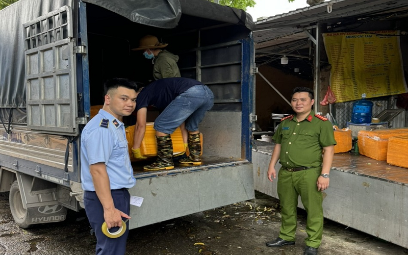 Hà Nội: Phát hiện trên 1 tấn thực phẩm không rõ xuất xứ tại 02 cơ sở kinh doanh trên địa bàn huyện Thanh Trì