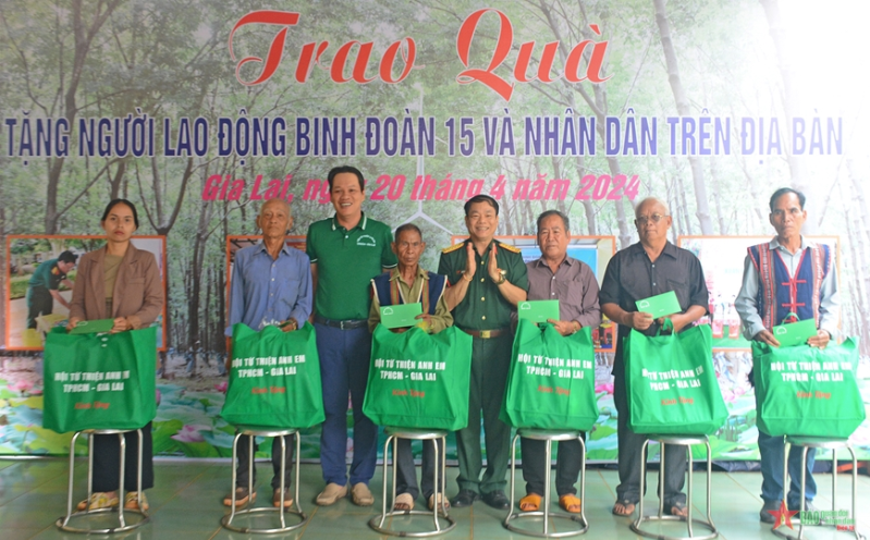 Trao 400 suất quà tặng người lao động Binh đoàn 15 và nhân dân