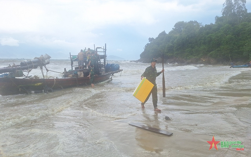 Biên phòng cửa khẩu cảng Đà Nẵng kịp thời ứng cứu tàu cá mắc cạn tại bãi biển Tiên Sa