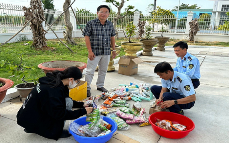 Đồng Tháp: Giám sát tiêu hủy hàng trăm sản phẩm nhập lậu, không rõ nguồn gốc xuất xứ