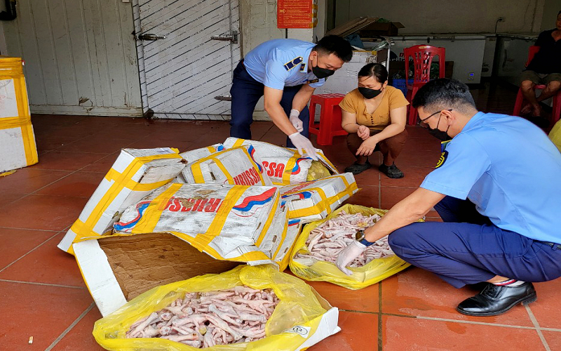 Thu giữ 110kg chân gà nhập lậu trên địa bàn Thái Nguyên