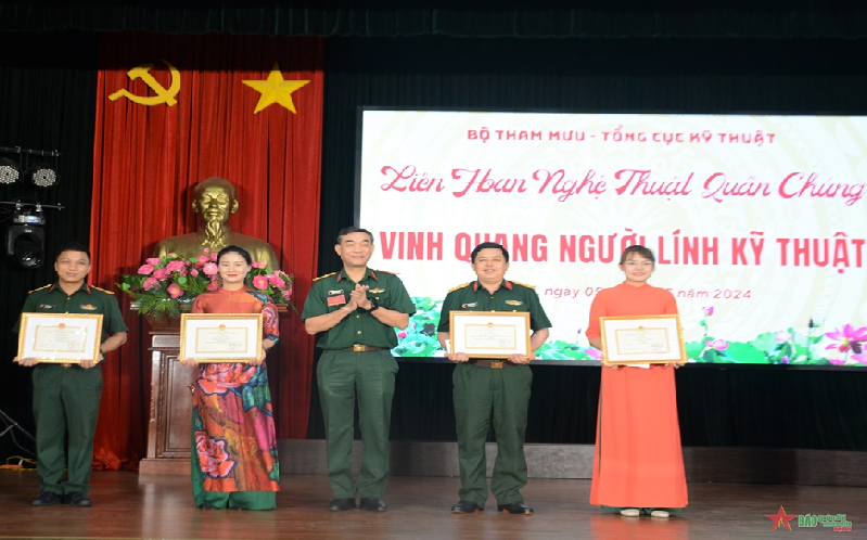 Liên hoan nghệ thuật quần chúng “Vinh quang người lính kỹ thuật”