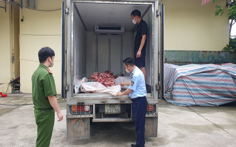 Hưng Yên: Ngăn chặn, xử lý kịp thời 700kg xương và lòng lợn bốc mùi ôi thiu đang trên đường tiêu thụ