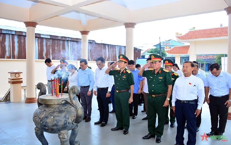 Thượng tướng Nguyễn Tân Cương trao kinh phí hỗ trợ xây dựng nhà tình nghĩa, nhà đại đoàn kết tại huyện Dầu Tiếng, Bình Dương