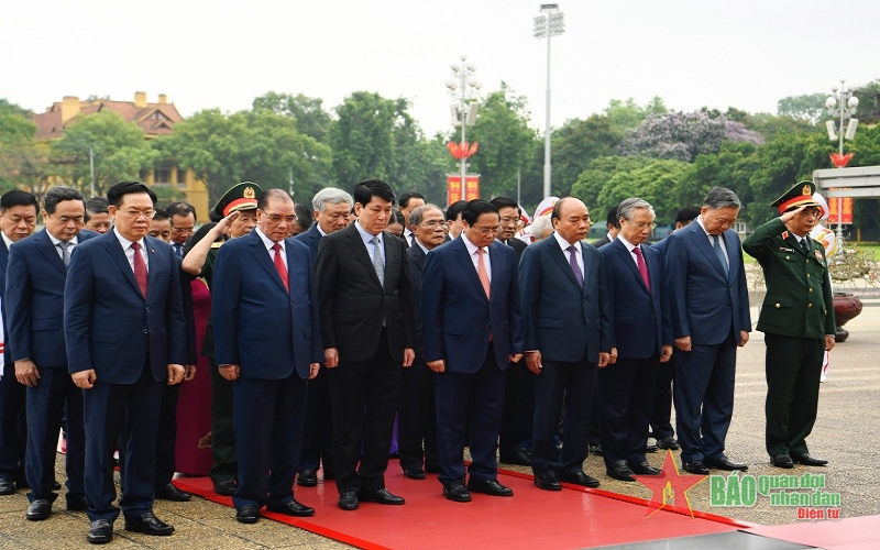 Lãnh đạo Đảng, Nhà nước đặt vòng hoa vào Lăng viếng Chủ tịch Hồ Chí Minh