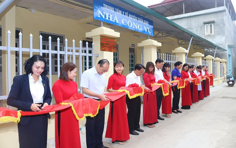 Bàn giao nhà công vụ cho đoàn viên y tế tại Trung tâm Y tế huyện Tuần Giáo