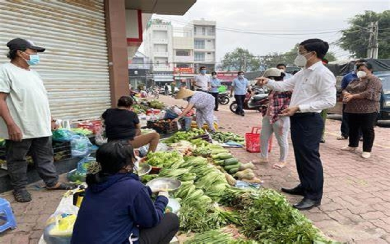 TP.HCM tăng cường kiểm tra điểm buôn bán tự phát quanh các khu chợ