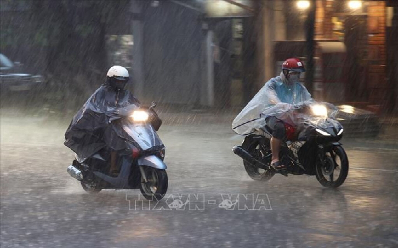 Mưa dông lớn kèm lốc, sét: Khu vực Bắc Bộ chủ động ứng phó