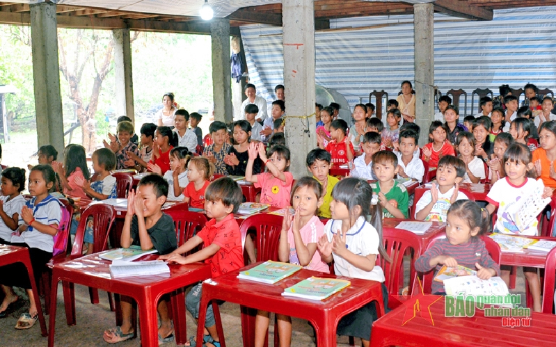 Binh đoàn 15: Tổ chức lớp học chữ Khmer cho trẻ em Campuchia