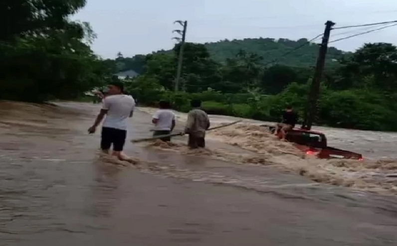 Xe bán tải bị lũ cuốn, 2 người may mắn thoát chết