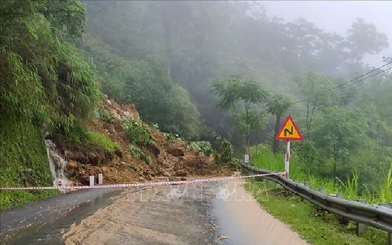 Mưa lớn gây sạt lở, ách tắc nhiều tuyến đường tại Lào Cai