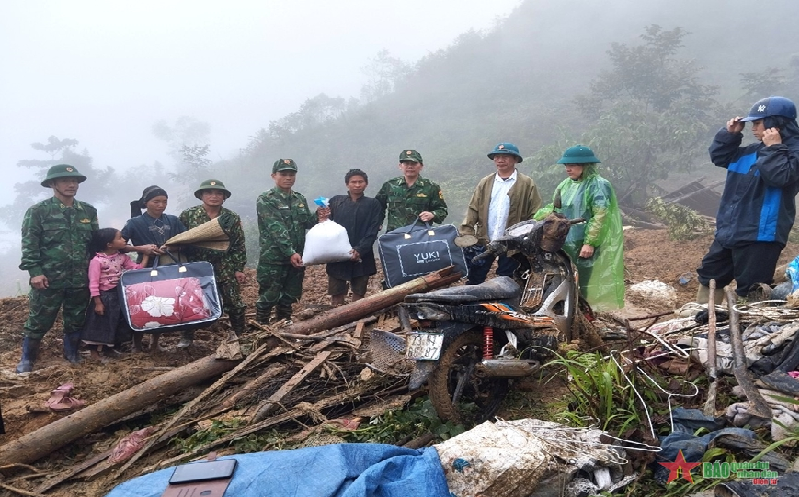 Hà Giang: Đồn Biên phòng Cửa khẩu Xín Mần kịp thời cứu, hỗ trợ người dân bị đất đá vùi lấp nhà