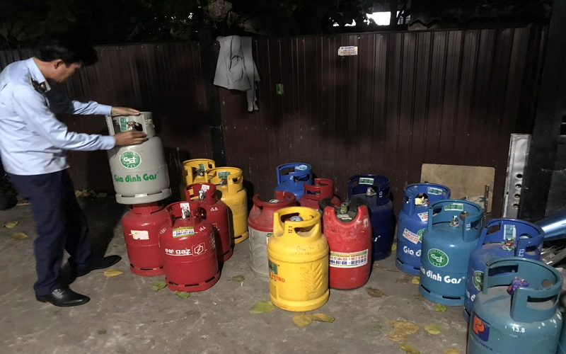 TP.HCM: Kiểm tra, tạm giữ gần 100 trăm chai LPG các nhãn hiệu không rõ nguồn gốc xuất xứ, không có hoá đơn chứng từ