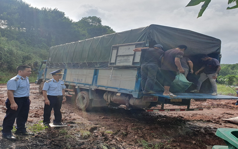 Lạng Sơn: Giám sát tiêu hủy trên 11 tấn thực phẩm đông lạnh không rõ nguồn gốc, xuất xứ