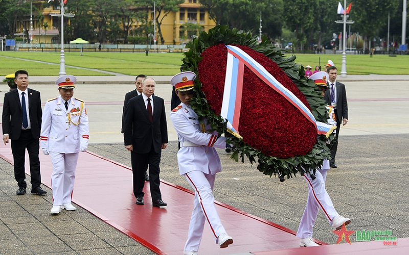 Tổng thống Liên bang Nga Vladimir Putin vào Lăng viếng Chủ tịch Hồ Chí Minh