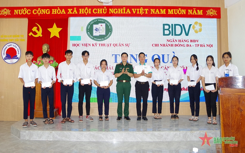 Đoàn công tác Học viện Kỹ thuật Quân sự về nguồn tri ân