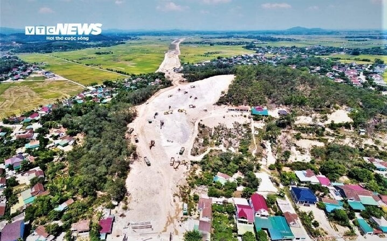 Sạt lở đất làm 2 người thương vong