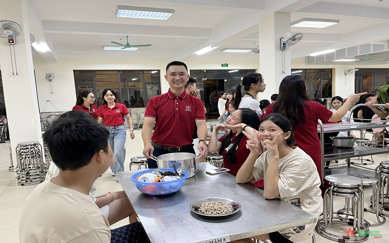 Ấm lòng những bữa ăn sĩ tử vùng cao