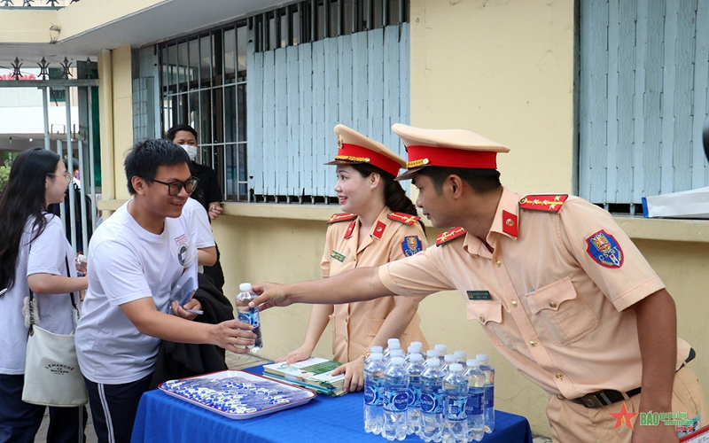 Cảnh sát giao thông TP Hồ Chí Minh hỗ trợ tích cực kỳ thi tốt nghiệp trung học phổ thông