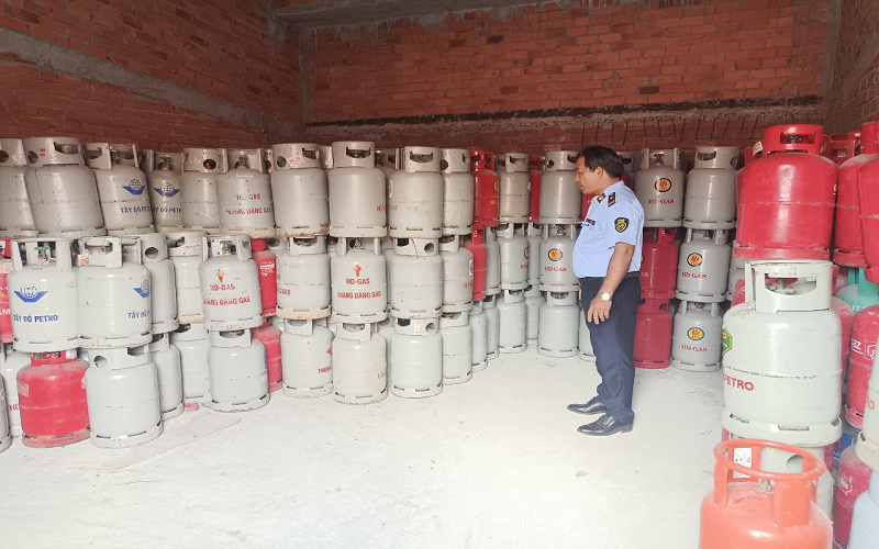 Vi phạm về điều kiện trong bán lẻ LPG chai, một hộ kinh doanh bị phạt hành chính và buộc nộp lại số lợi bất hợp pháp gần 32 triệu đồng