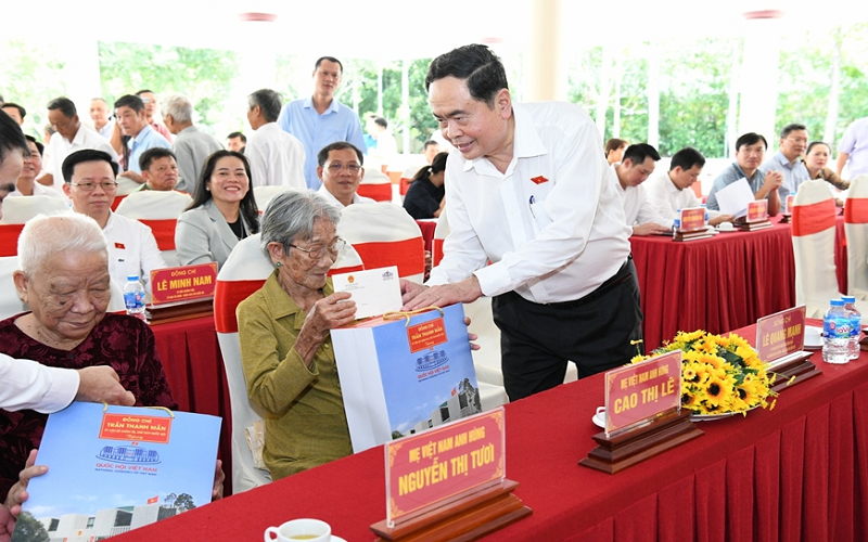 Chủ tịch Quốc hội thăm di tích lịch sử cách mạng, tặng quà gia đình chính sách tại Hậu Giang