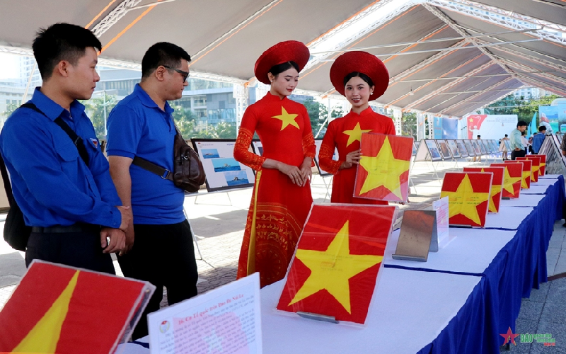 Tuần lễ trưng bày ảnh “Luật gia Việt Nam với biển đảo quê hương” lần thứ 5