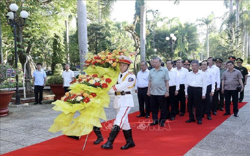 Chủ tịch nước Tô Lâm dâng hương tưởng nhớ Bác Hồ tại Trà Vinh