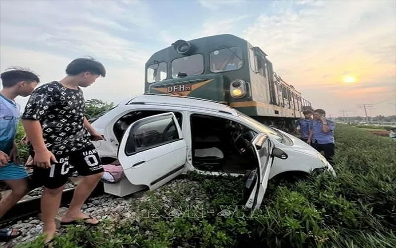 Tàu hỏa va chạm ô tô 5 chỗ, hai người bị thương