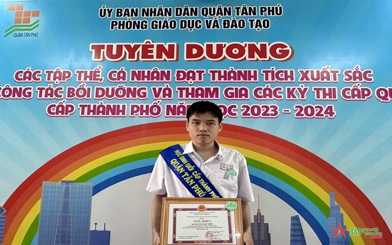 Thủ khoa toàn quốc khối A01 với niềm đam mê lớn về môn Toán