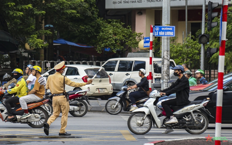 Công an TP Hà Nội xử lý nhiều trường hợp vi phạm giao thông