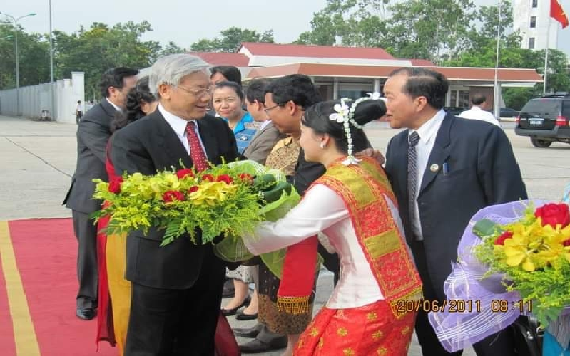 Tình cảm của cô gái Lào vinh dự được tặng hoa Tổng Bí thư Nguyễn Phú Trọng