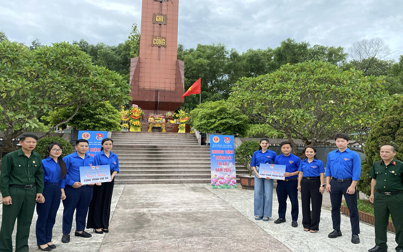 Đoàn thanh niên Cục QLTT tỉnh Hà Tĩnh dâng hương tri ân các Anh hùng liệt sỹ nhân kỷ niệm 77 năm Ngày Thương binh - Liệt sỹ