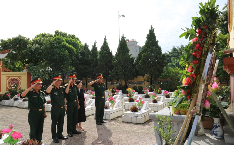 Bệnh viện Bỏng Quốc gia Lê Hữu Trác viếng nghĩa trang liệt sĩ tại các địa phương