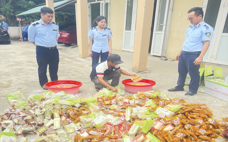 Quảng Bình: Đội QLTT số 2 giám sát tiêu hủy hơn 1.000 sản phẩm bánh bông lan nhập lậu không bảo đảm an toàn sử dụng