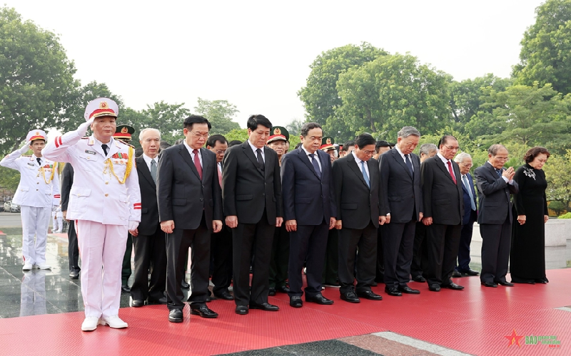 Lãnh đạo Đảng, Nhà nước, Quân đội dâng hương tưởng niệm các Anh hùng liệt sĩ và vào Lăng viếng Chủ tịch Hồ Chí Minh