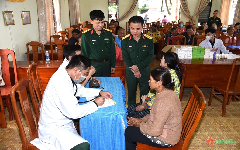 Học viện Lục quân hành quân dã ngoại làm công tác dân vận