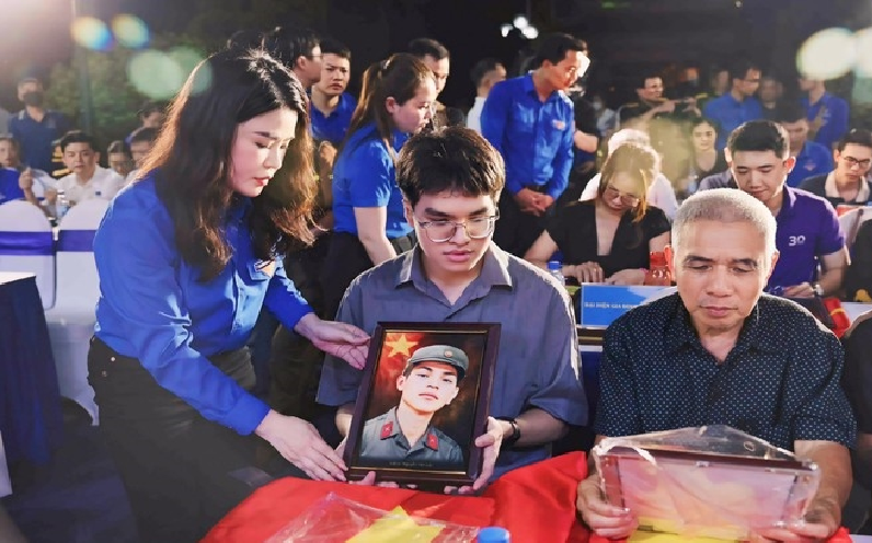 Hà Nội: Phục dựng ảnh liệt sĩ miễn phí trao tặng các gia đình có công
