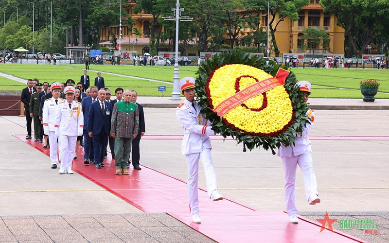 Tổng thống Timor-Leste José Ramos-Horta vào Lăng viếng Chủ tịch Hồ Chí Minh