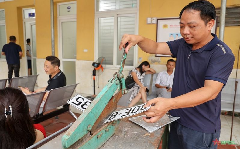 Hà Nội: Sẵn sàng phục vụ người dân đăng ký xe qua VNeID