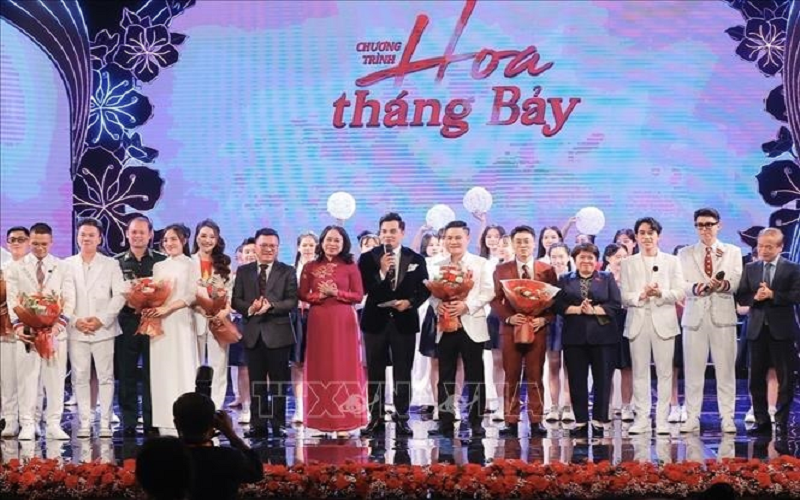 Phó chủ tịch nước Võ Thị Ánh Xuân dự chương trình nghệ thuật đặc biệt “Hoa tháng Bảy”