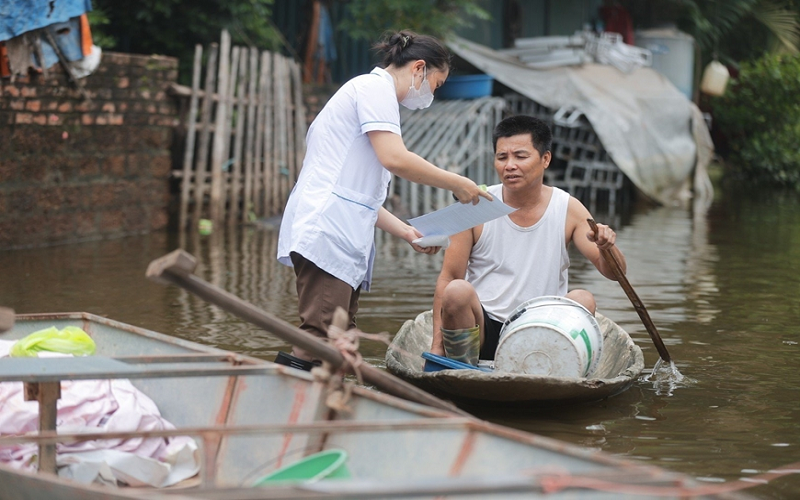 Chủ động phương án chăm sóc tốt sức khỏe nhân dân vùng ngập úng