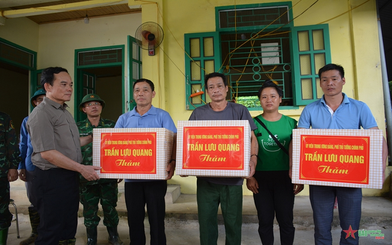 Phó thủ tướng Chính phủ Trần Lưu Quang thăm, tặng quà động viên đồng bào vùng lũ Mường Pồn, Điện Biên