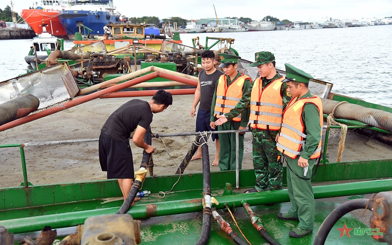 Hải đoàn Biên phòng 18 bắt giữ hai tàu chở 630 m3 cát không rõ nguồn gốc