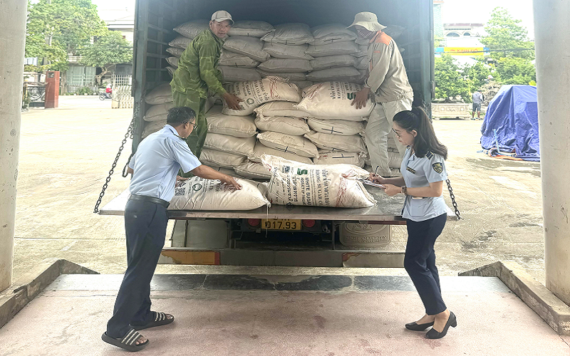 Quảng Bình: Khám phương tiện vận tải, phát hiện 4,5 tấn đường Thái Lan nhập lậu